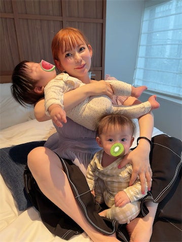 中川翔子、同時に大暴れする双子に奮闘 "メゾネット抱っこ"で「カイリキーになりたい」