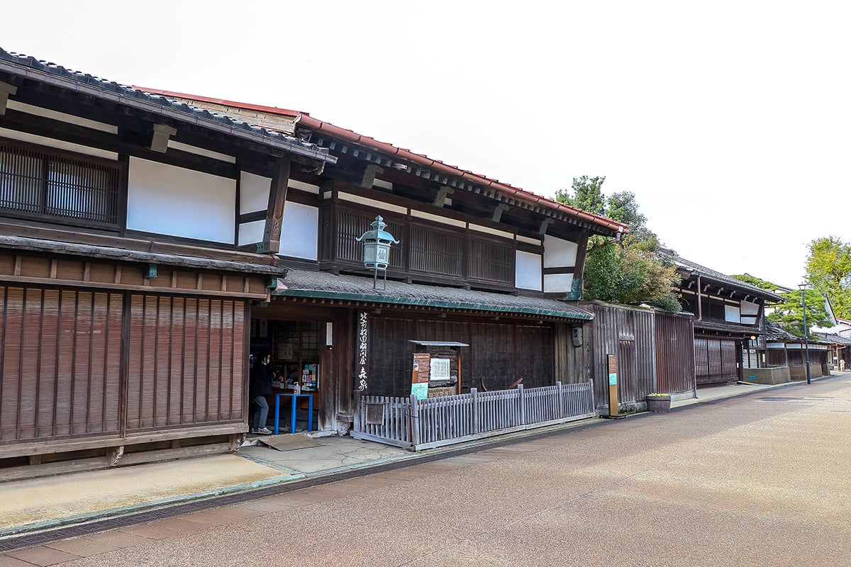 土蔵や廻船問屋が建ち並ぶ港町・岩瀬の大町・新川町通り／提供画像