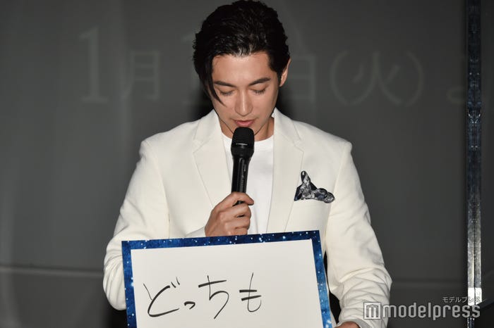 「包容力があるけど抜けていて守ってあげたくなる年上女性または強気で天真爛漫で引っ張ってくれる年下女性」 の2択に回答したディーン・フジオカ(C)モデルプレス