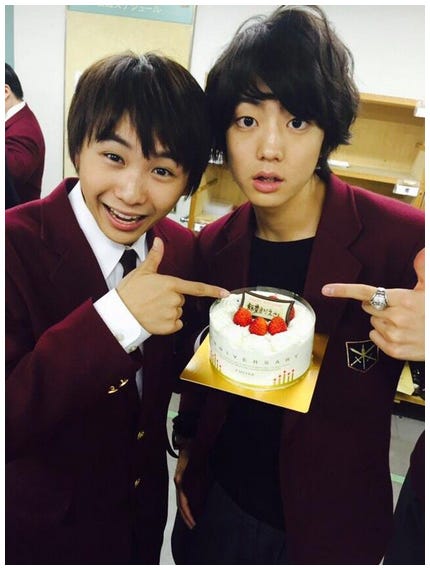 (左から)須賀健太、健太郎/飯豊まりえTwitterより