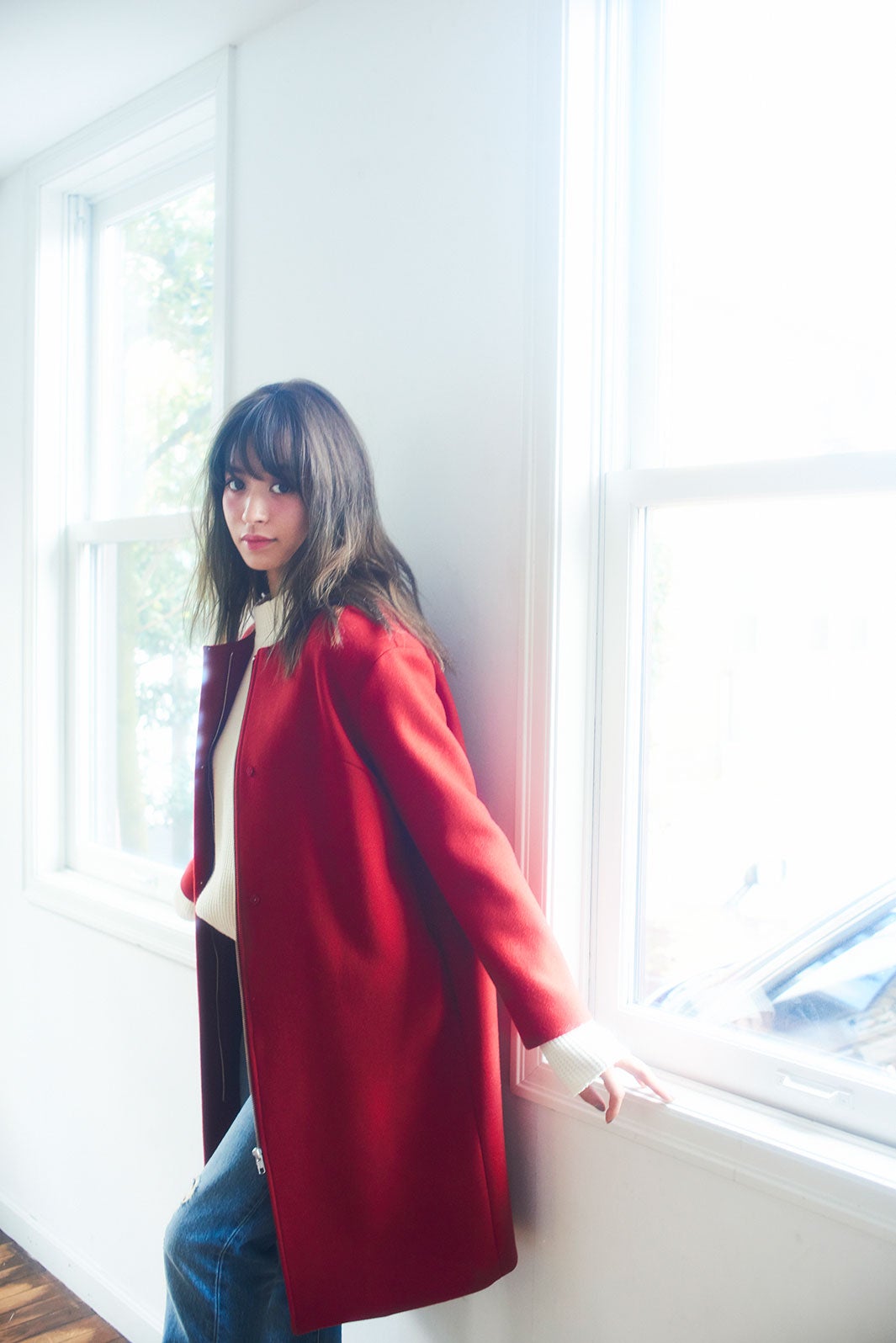 ノーカラーコート￥43,000／マイストラーダ、ニットトップス￥5,000、デニムパンツ（別注商品）￥11,000／ともにJEANASIS（アダストリア）（C）TOPLOG