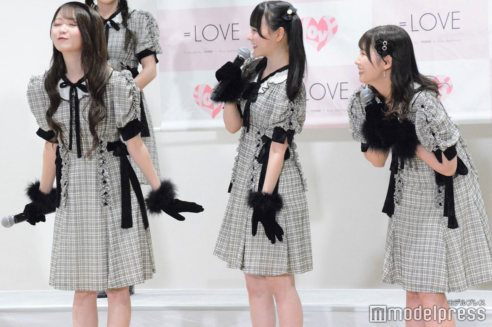 大谷映美里の“本気のキス顔”をじっと見つめる齊藤なぎさ、高松瞳（C）モデルプレス