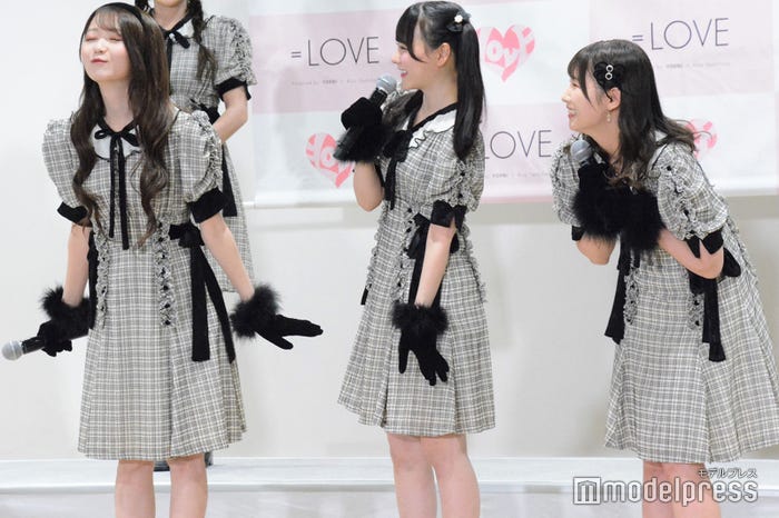 大谷映美里の“本気のキス顔”をじっと見つめる齊藤なぎさ、高松瞳(C)モデルプレス