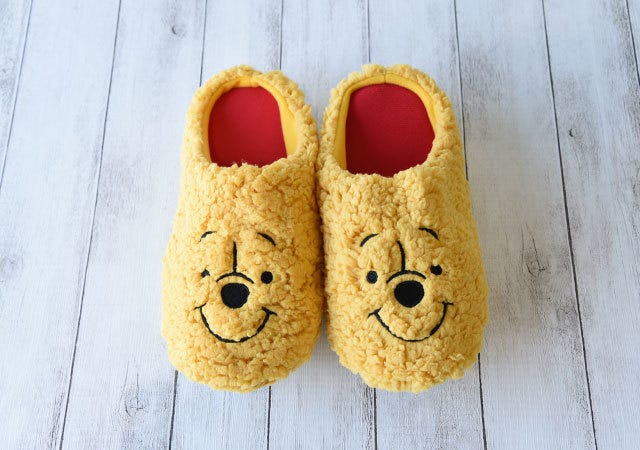 雑誌　付録　人気　おすすめ　オススメ　宝島社　宝島　レビュー　開封レビュー　開封　便利　優秀　使える　ディズニー　disney　プーさん　くまのプーさん　pooh　イエロー　黄色　スリッパ　ルームシューズ　あったか　あったかい　暖かい　防寒　冬　ボア　もこもこ　ふわふわ　ふわもこ　刺しゅう　刺繍
