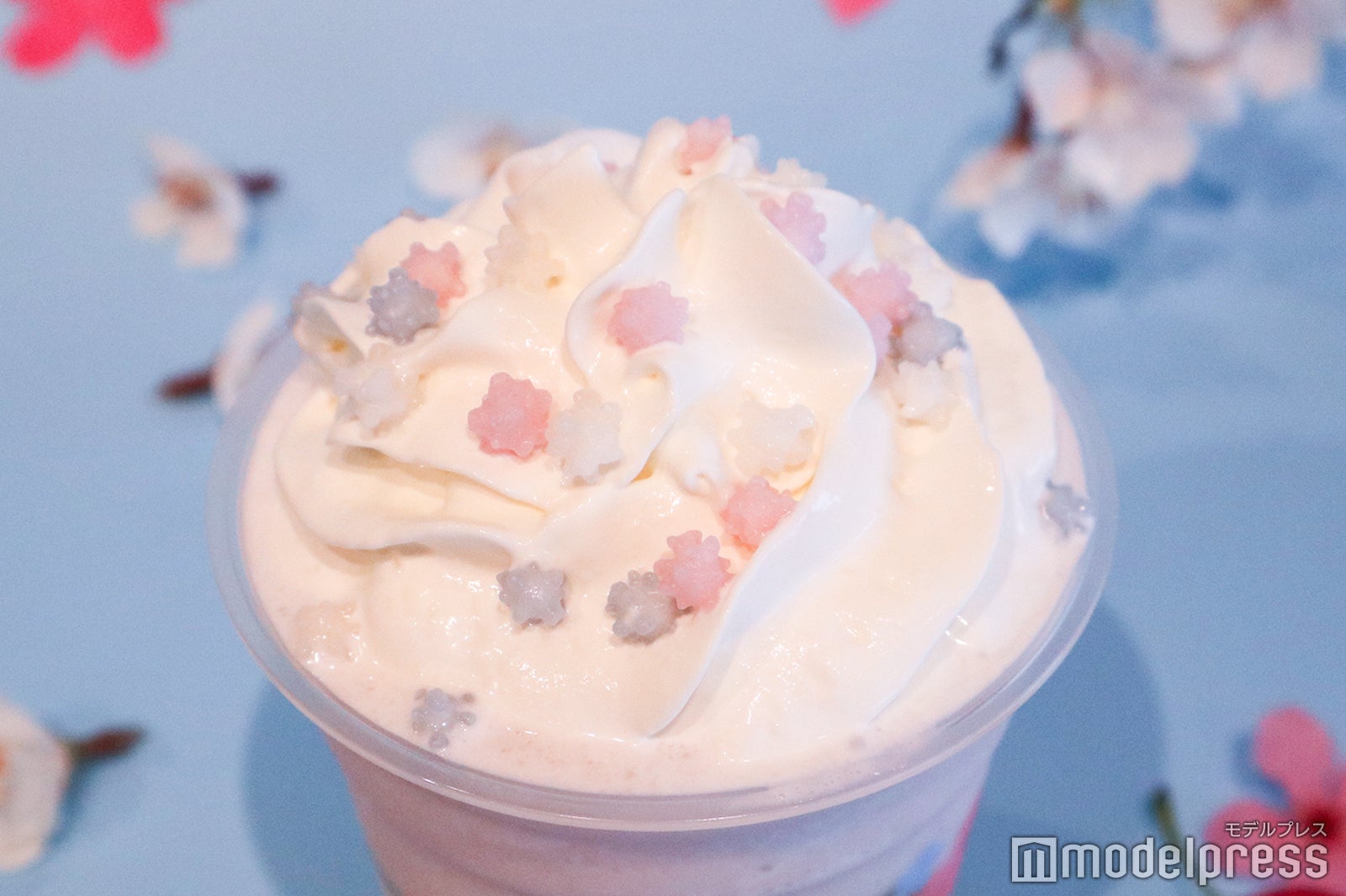 トッピングには3色の金平糖あられがON（C）モデルプレス