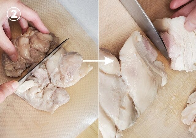 ②　鶏肉を保存袋から取り出し半分に切り食べやすくそぎ切りにする