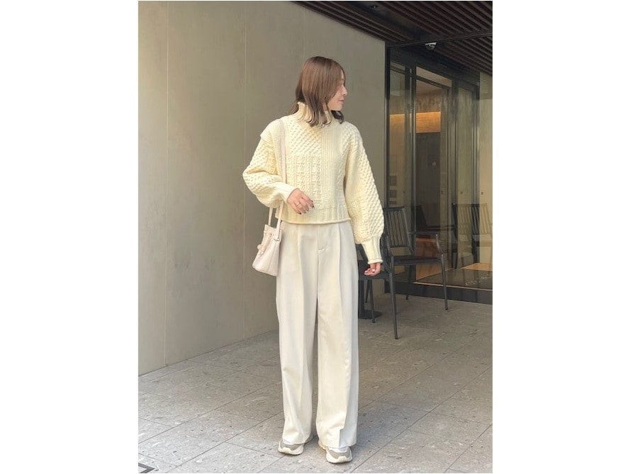 エレガントな印象が強いオールホワイトコーデも白スニーカーで軽やか　出典：WEAR