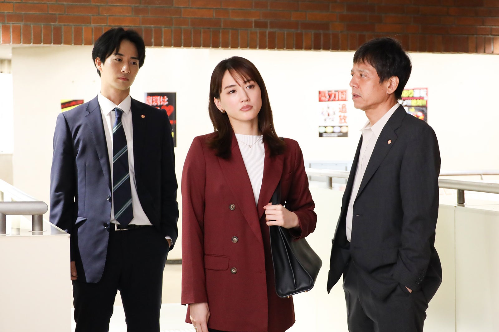 古屋呂敏、綾瀬はるか、勝村政信／「元彼の遺言状」第4話より（C）フジテレビ