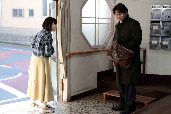 伊藤沙莉、織田裕二「シッコウ!!~犬と私と執行官~」第1話より(C)テレビ朝日