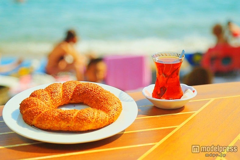 ごま付きリングパン「シミット」約69円、トルコの人は1日10杯飲むと言われているチャイ約46円／画像提供：TBS
