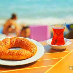 ごま付きリングパン「シミット」約69円、トルコの人は1日10杯飲むと言われているチャイ約46円/画像提供:TBS