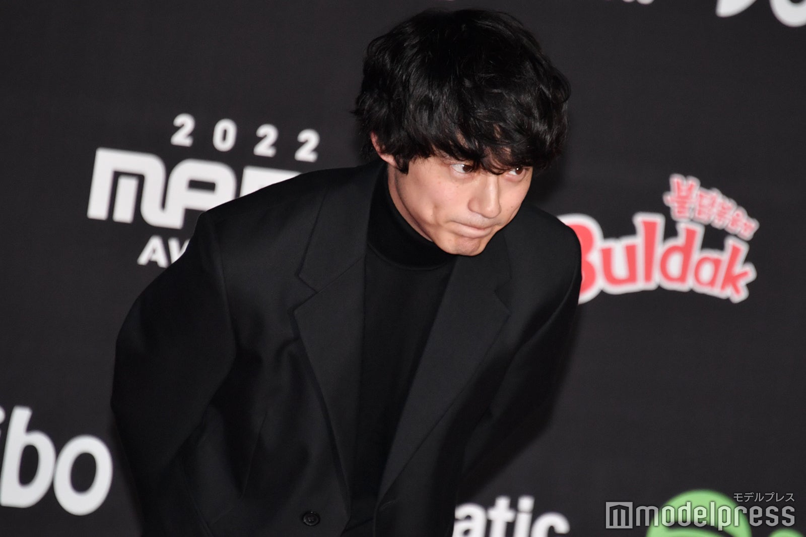 お辞儀する坂口健太郎 （C）モデルプレス