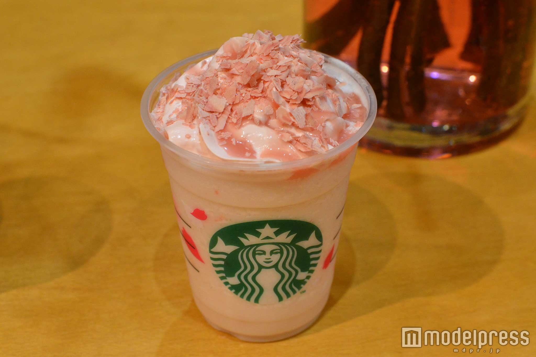 さくら ブロッサム ＆ ストロベリー フラペチーノ（R）／（C）モデルプレス