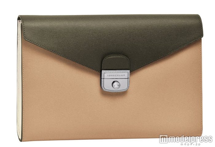 ロンシャン「ル プリアージュ(R)エリタージュ トリコロール」クラッチバッグ(W32xH22xD4cm、サンディ×カーキ)/58,000円(税抜)