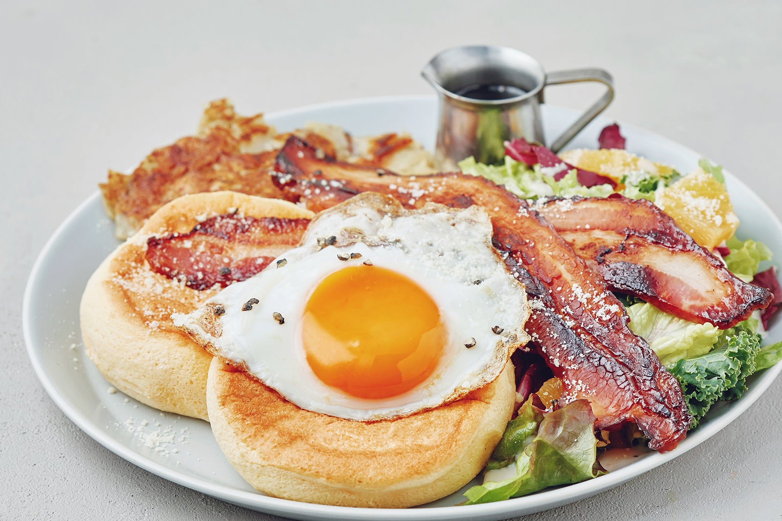 メープルベーコンとフライドエッグのパンケーキ ¥1,200／画像提供：フレーバーワークス