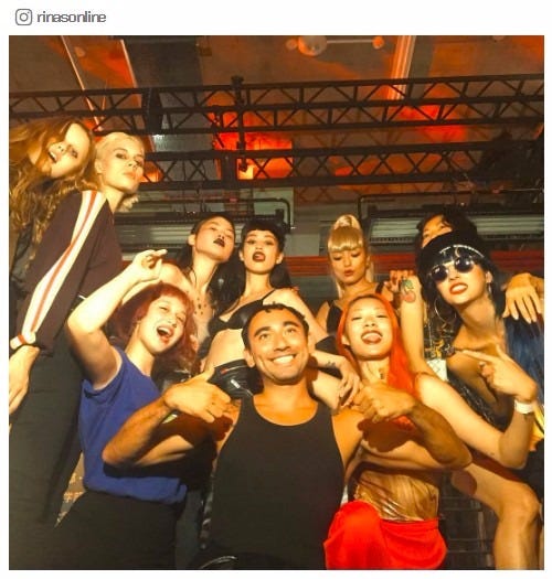 前列右から2番目がリナ/Rina Sawayama Instagramより