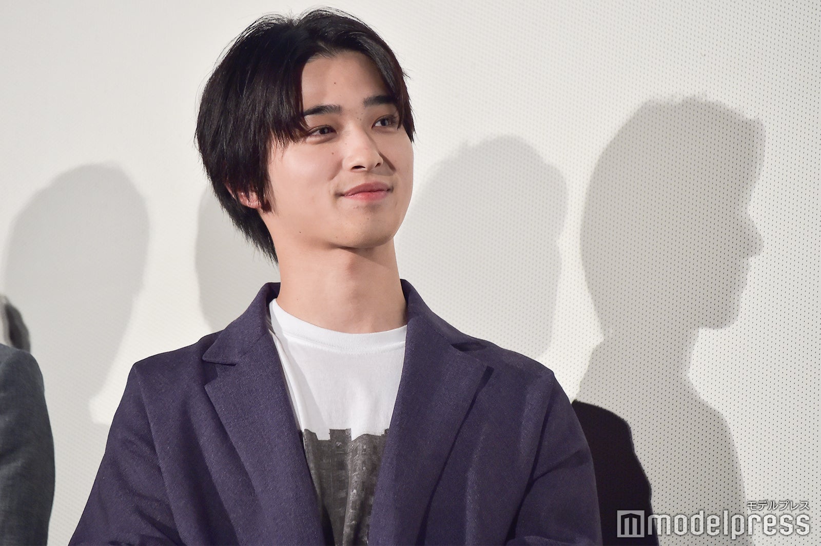 監督からのメッセージを聞く横浜流星 （C）モデルプレス