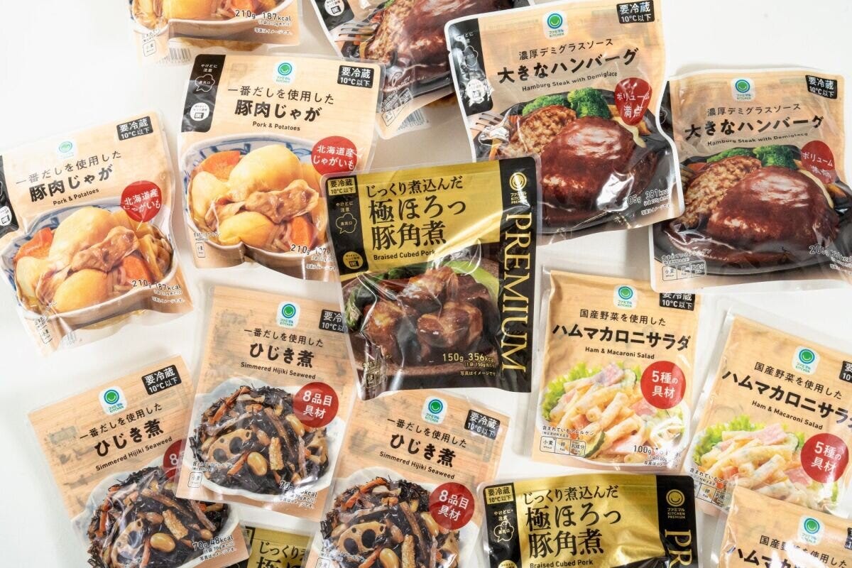 ファミマルKITCHENの豚肉じゃがやひじき煮など袋惣菜が多数並べられた俯瞰写真
