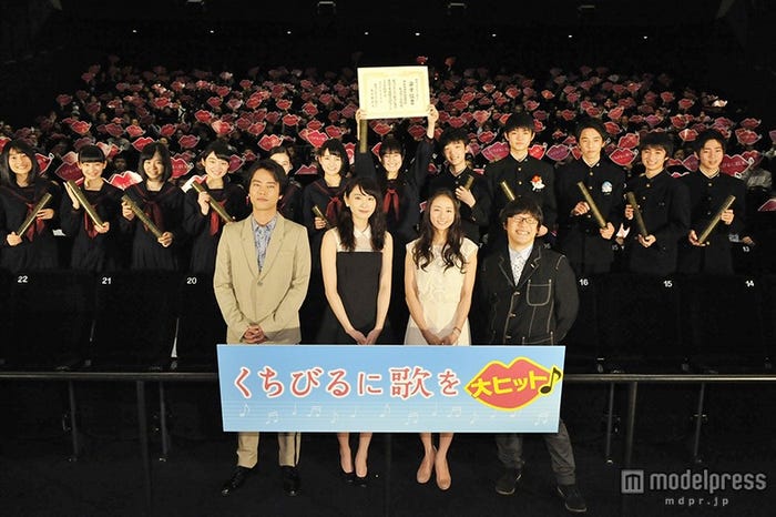 映画『くちびるに歌を』の初日舞台挨拶の様子(左から)桐谷健太、新垣結衣、木村文乃、三木孝浩監督