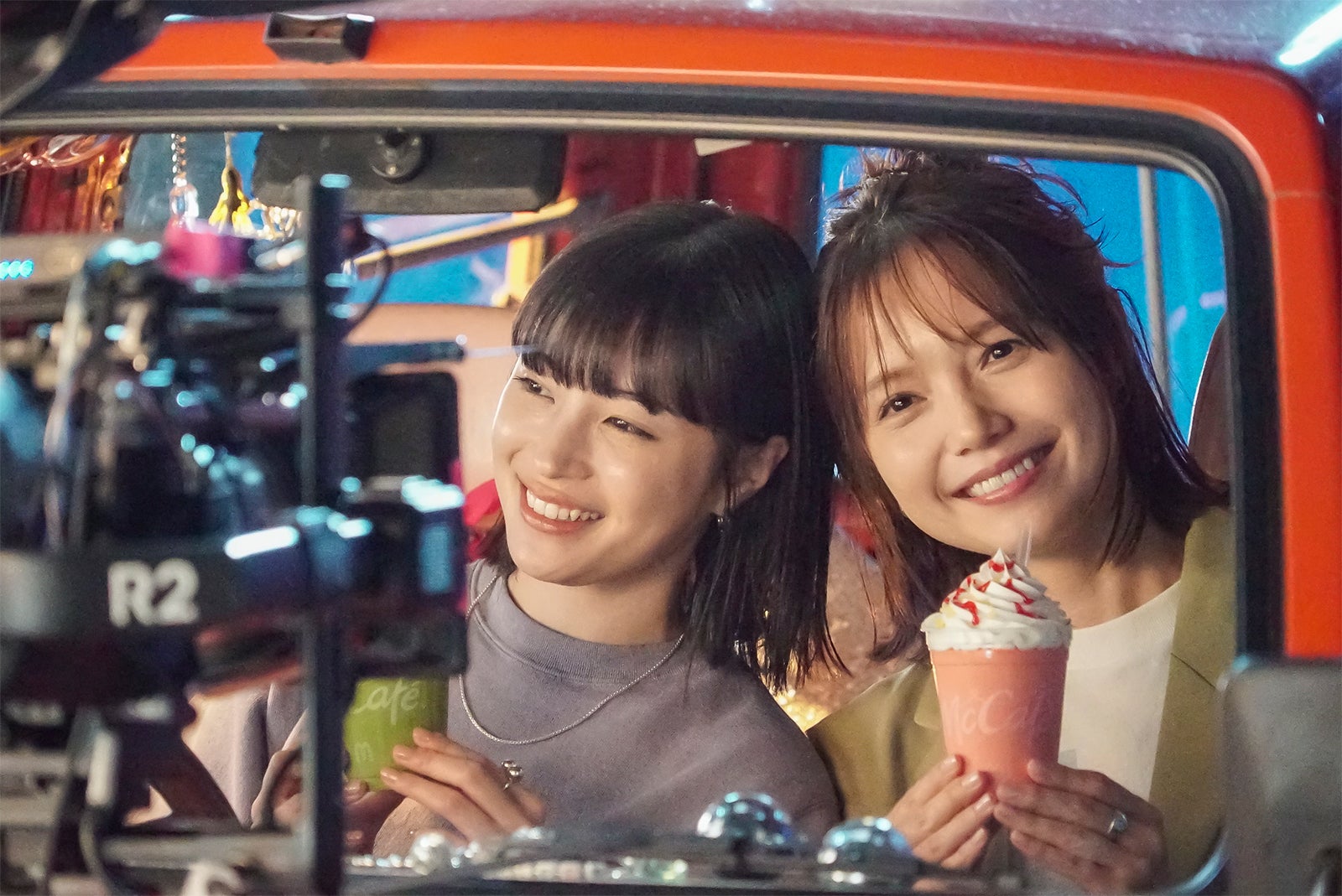 広瀬すず、宮崎あおい／新TVCM「マックカフェ寄り道マック 夜のドライブ」篇より（提供写真）