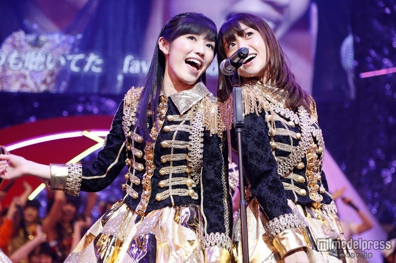 「ヘビーローテーション」 渡辺麻友、大島優子（C）AKS