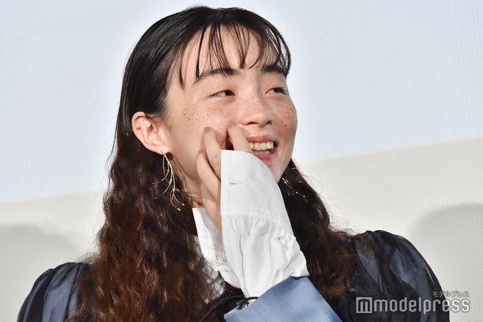 アクセサリーで女性らしさアップ/モトーラ世理奈 (C)モデルプレス