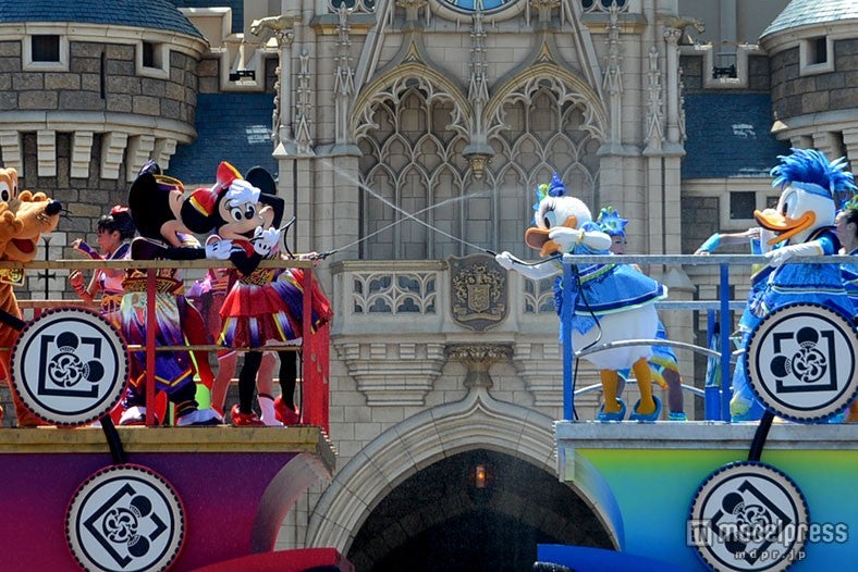 「雅涼群舞」／お互いに水で攻撃するミニーとデイジー