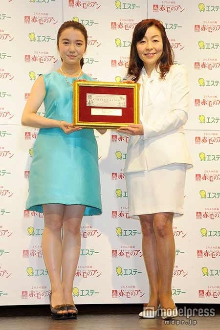 上白石萌音(左)