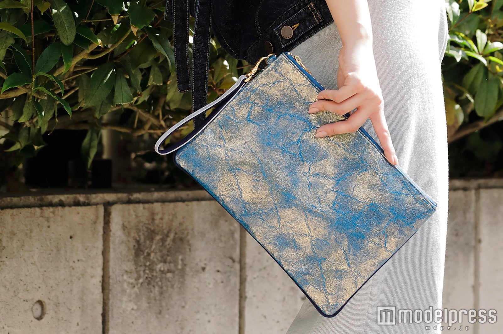 『stillness』の箔押し加工なら、いつものコーデもスタイリッシュに（C）モデルプレス