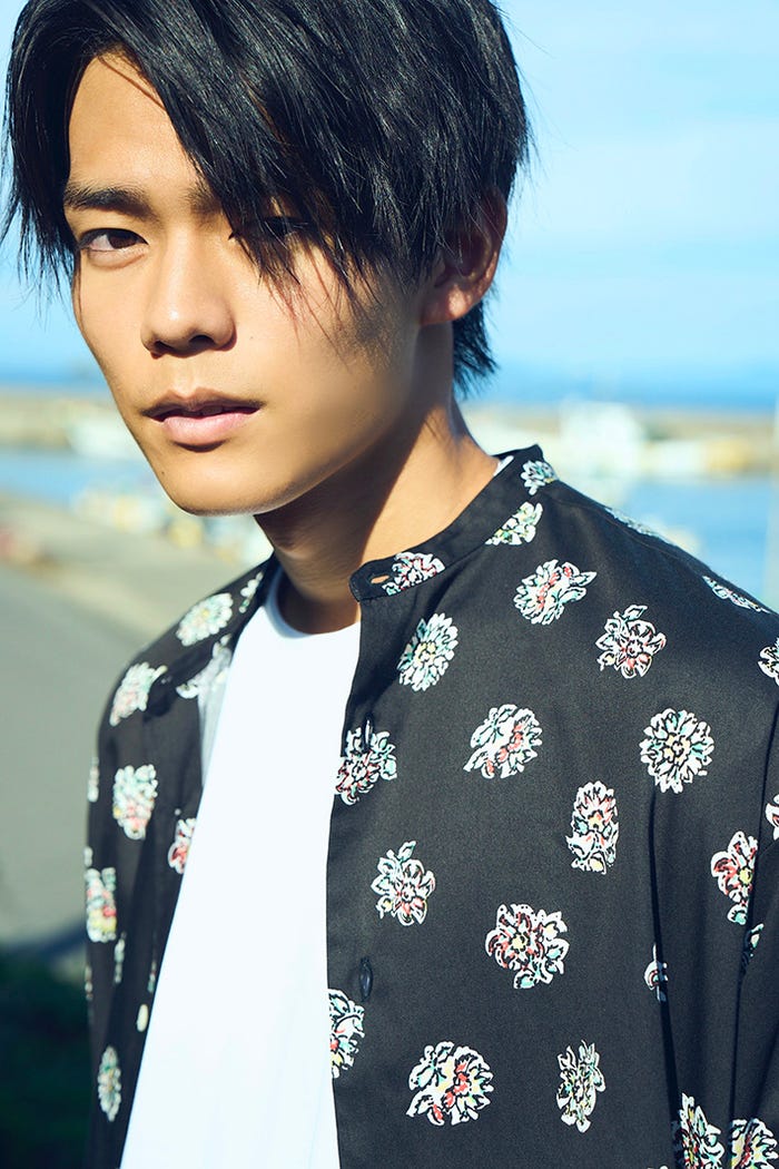 「日向亘1st写真集 5W1H」先行カット/写真:神藤剛 (C)KADOKAWA