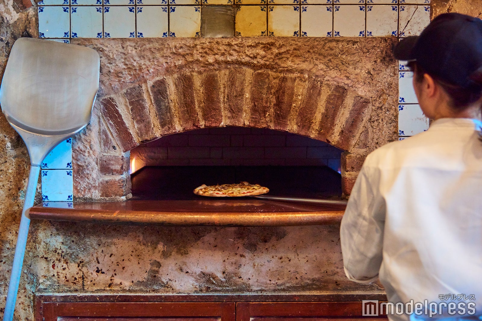 出来立て熱々の薄焼きピザを召し上がれ（C）モデルプレス