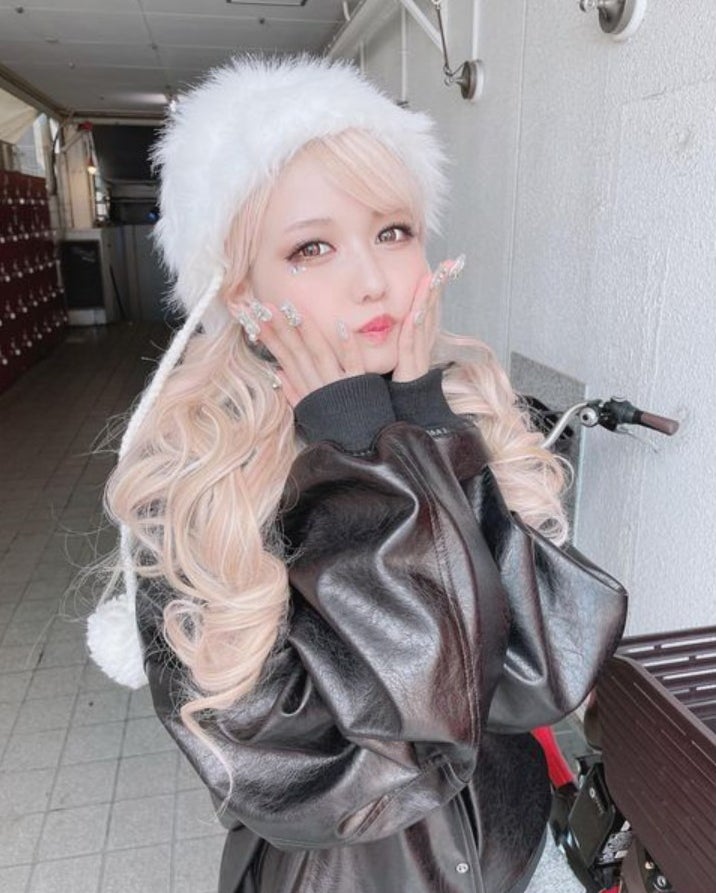 佐藤ノア、白ギャル姿で雰囲気ガラリ「優勝」「可愛い」と絶賛の声