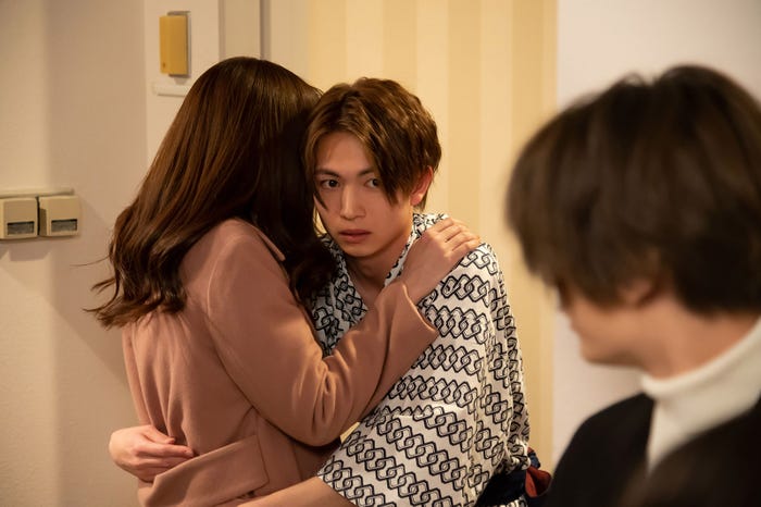 高梨臨、綱啓永、塩野瑛久「バツイチがモテるなんて聞いてません」第3話より(C)MBS