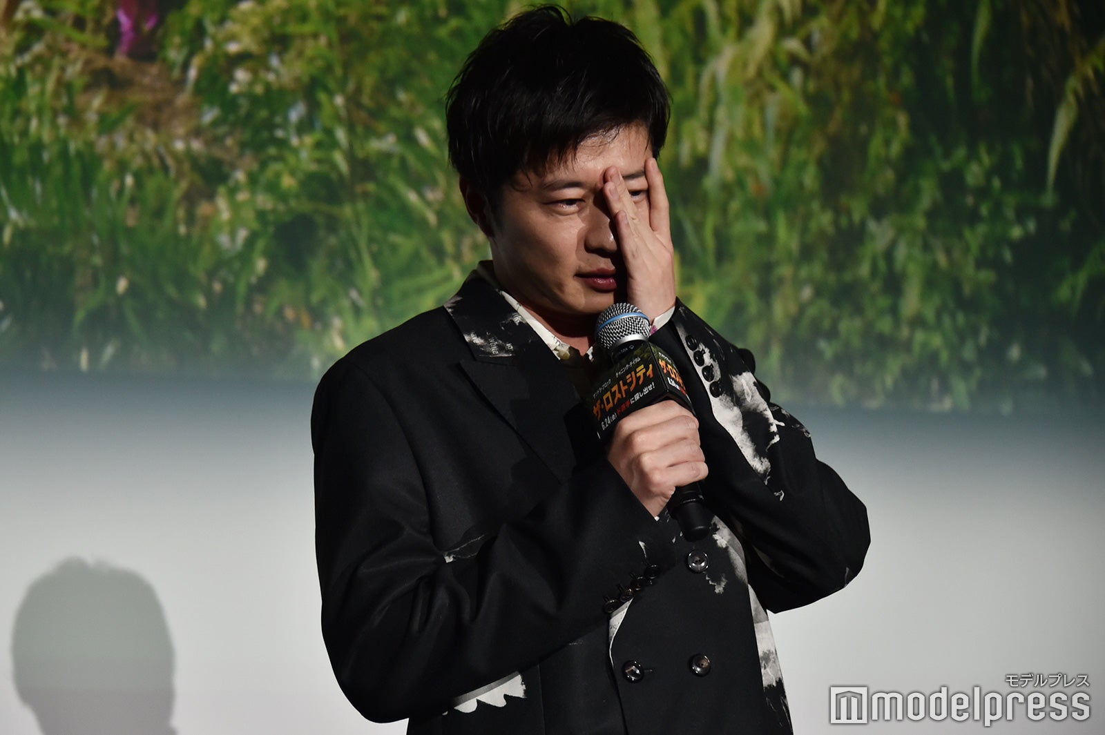 チラ見する田中圭（C）モデルプレス