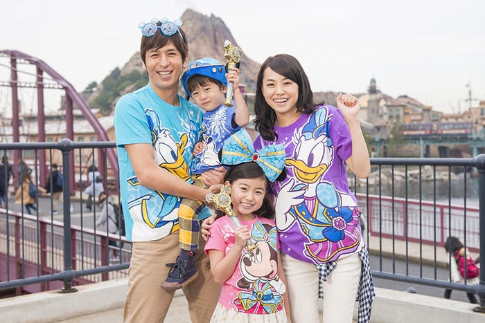 Tシャツ・カチューシャ・グラス・ファンキャップなどスペシャルグッズ&がズラリ(C)Disney