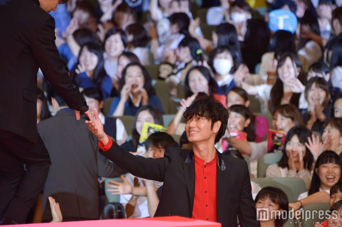 佐藤健もやっぱりエスコートする綾野剛 (C)モデルプレス