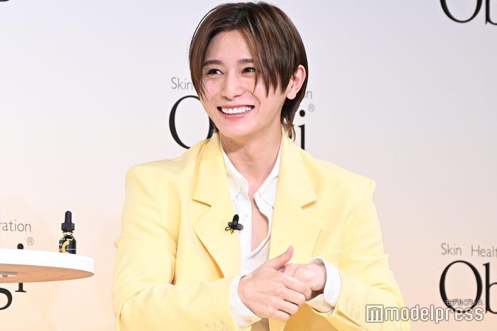 美容液を手につけ「いい匂いなんですよ!」とうっとりする山田涼介(C)モデルプレス