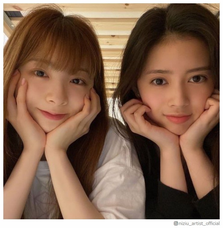 NiziUミイヒ＆リマ、“寝る前”ショットに反響殺到「すっぴん？」「透明感すごい」