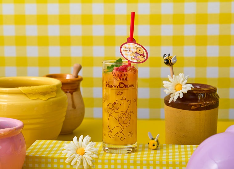 オレンジ＆マンゴージュース　税込990円（C）Disney. Based on the &quot;Winnie the Pooh&quot; works by A.A. Milne and E.H. Shepard.