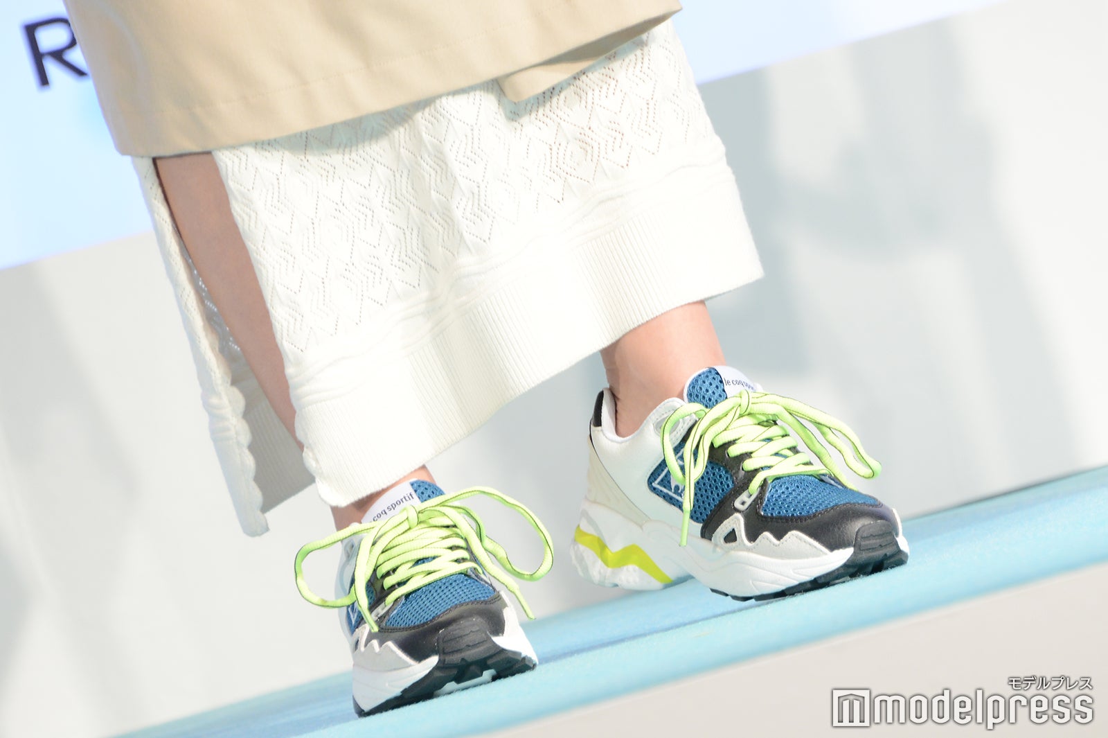 近藤千尋のスニーカー （C）モデルプレス