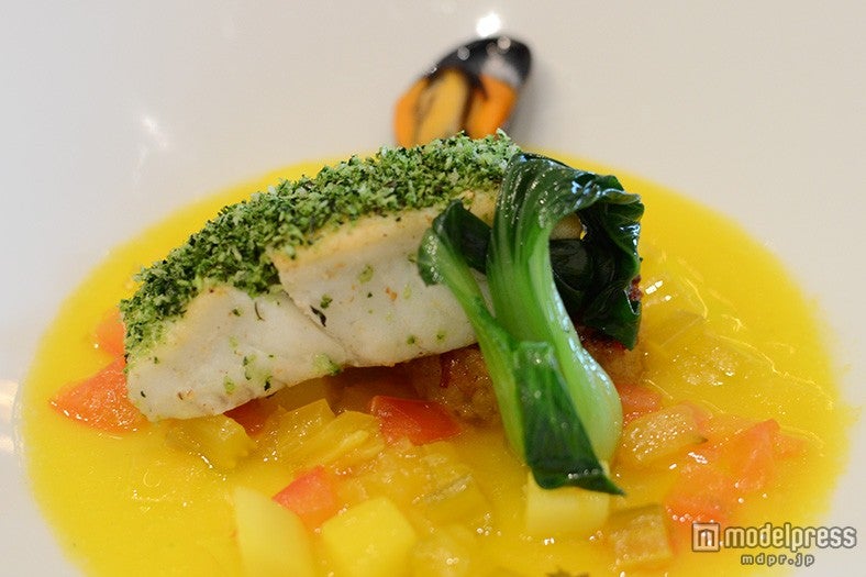 スズキの香草パン粉焼き プロヴァンス スタイル ルイユのアクセント