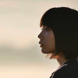 モデルプレス - 松本穂香「不安もあり、ドキドキ」 主演作で自身初の快挙<わたしは光をにぎっている>