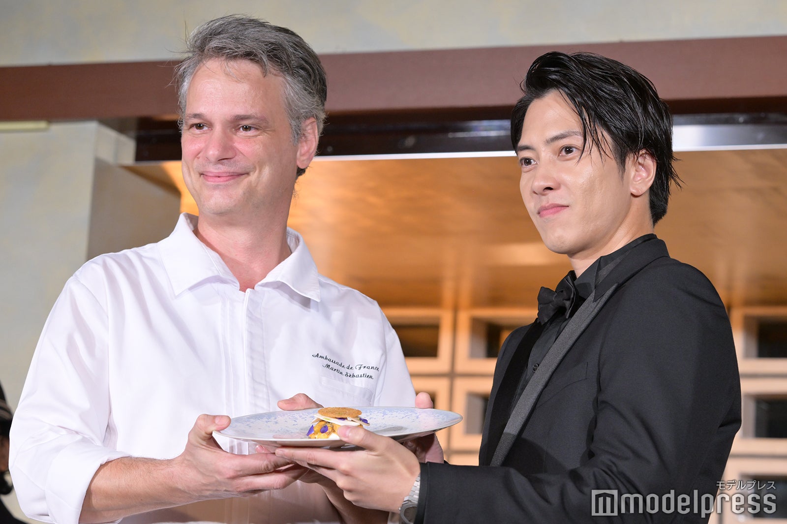 コラボメニューを披露する山下智久（C）モデルプレス