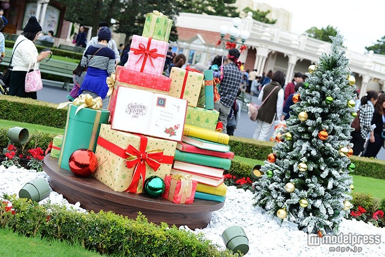 エントランス前にプレゼントとツリーが