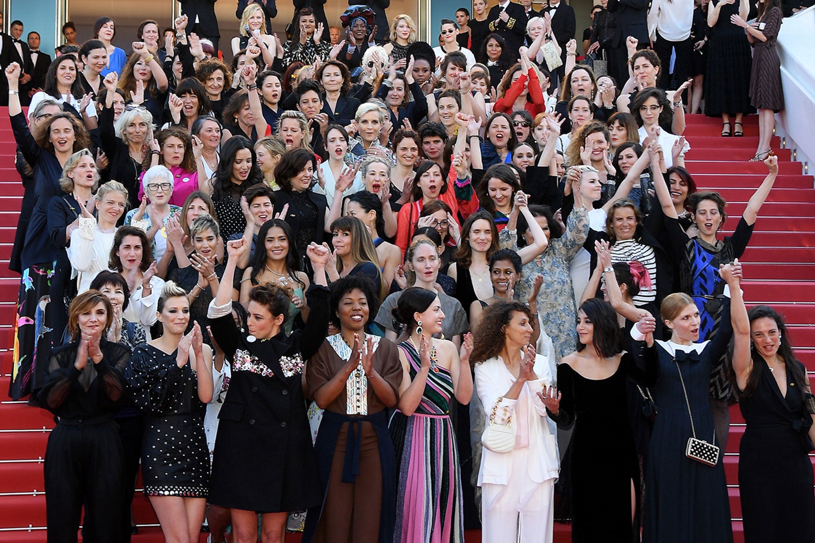 カンヌ、レッドカーペットに“女性82人”集結　ケイト・ブランシェットら「男女格差撤廃」訴える＜第71回カンヌ国際映画祭＞