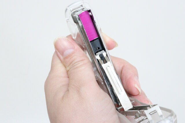 しっかり綴じられるハンディホッチキスL　針装填