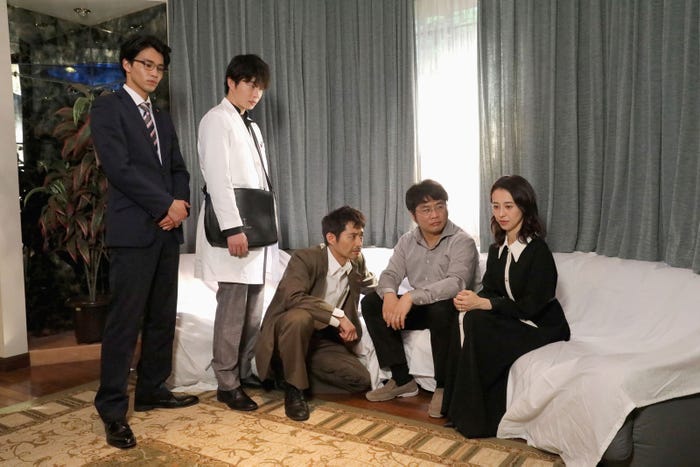 (左から)中田圭祐、田中圭、安田顕、松尾諭、紺野まひる (C)夏緑・菊田洋之・小学館/テレビ東京/AX-ON