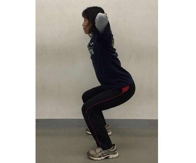 和式トイレに座るイメージでしゃがみ込むスクワットは腹圧を高め、腹部痛改善にも役立つ