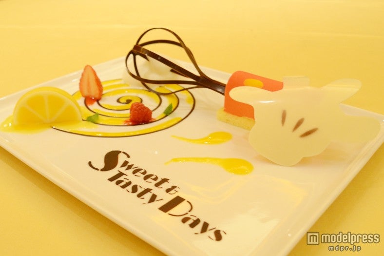 ホワイトチョコレートと柚子のムース　マンダリンオレンジソルベと共に