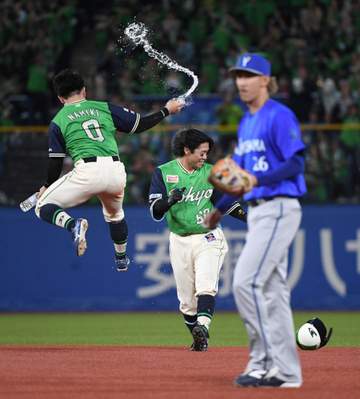 DeNAサヨナラ負けで対ヤクルトに開幕7連敗 接戦守り切れず 相川監督「守備から防いでいかないと苦しいところもある」
